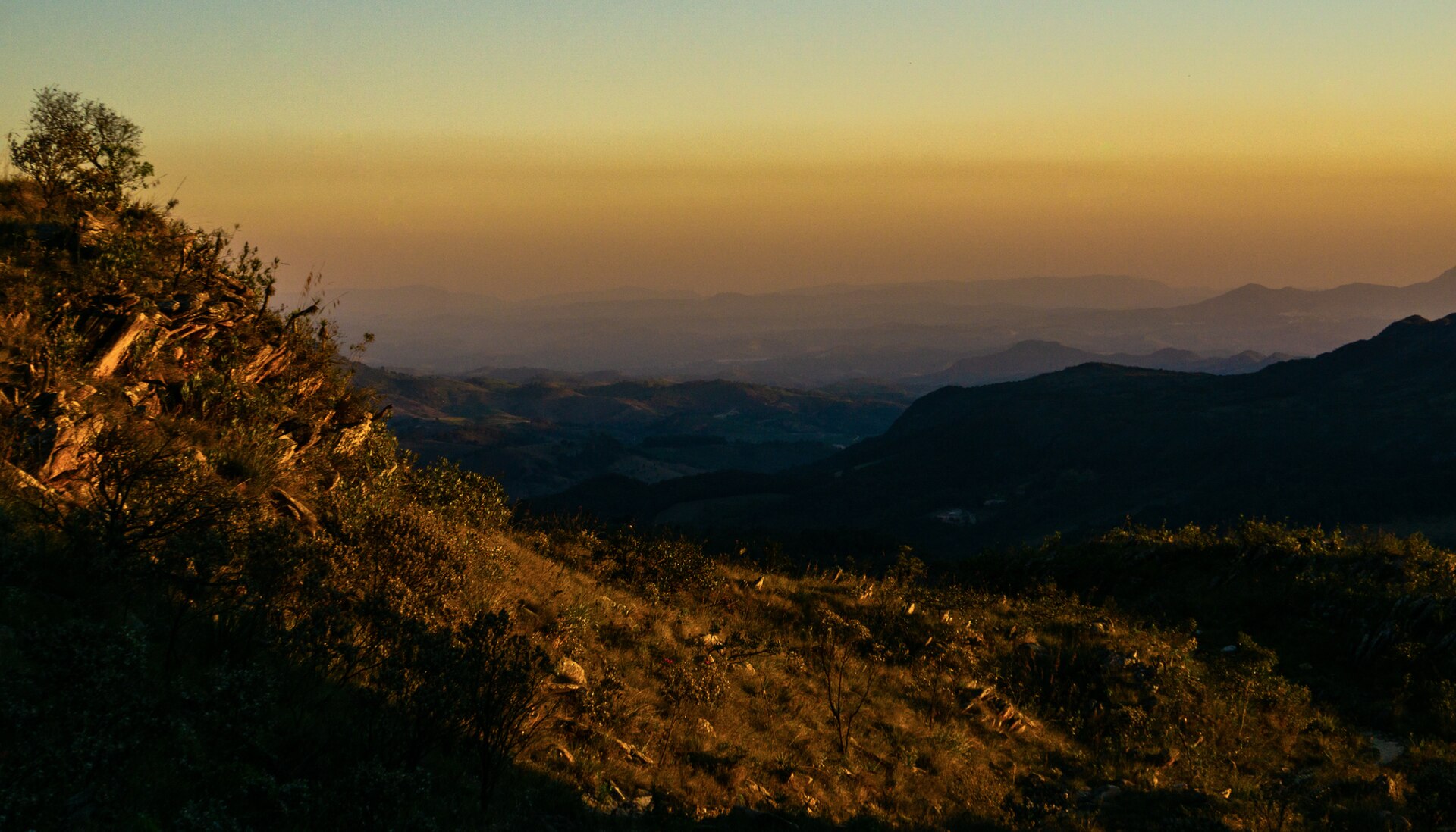 Foto real do pôr do sol sobre as montanhas da Serra do Cipó