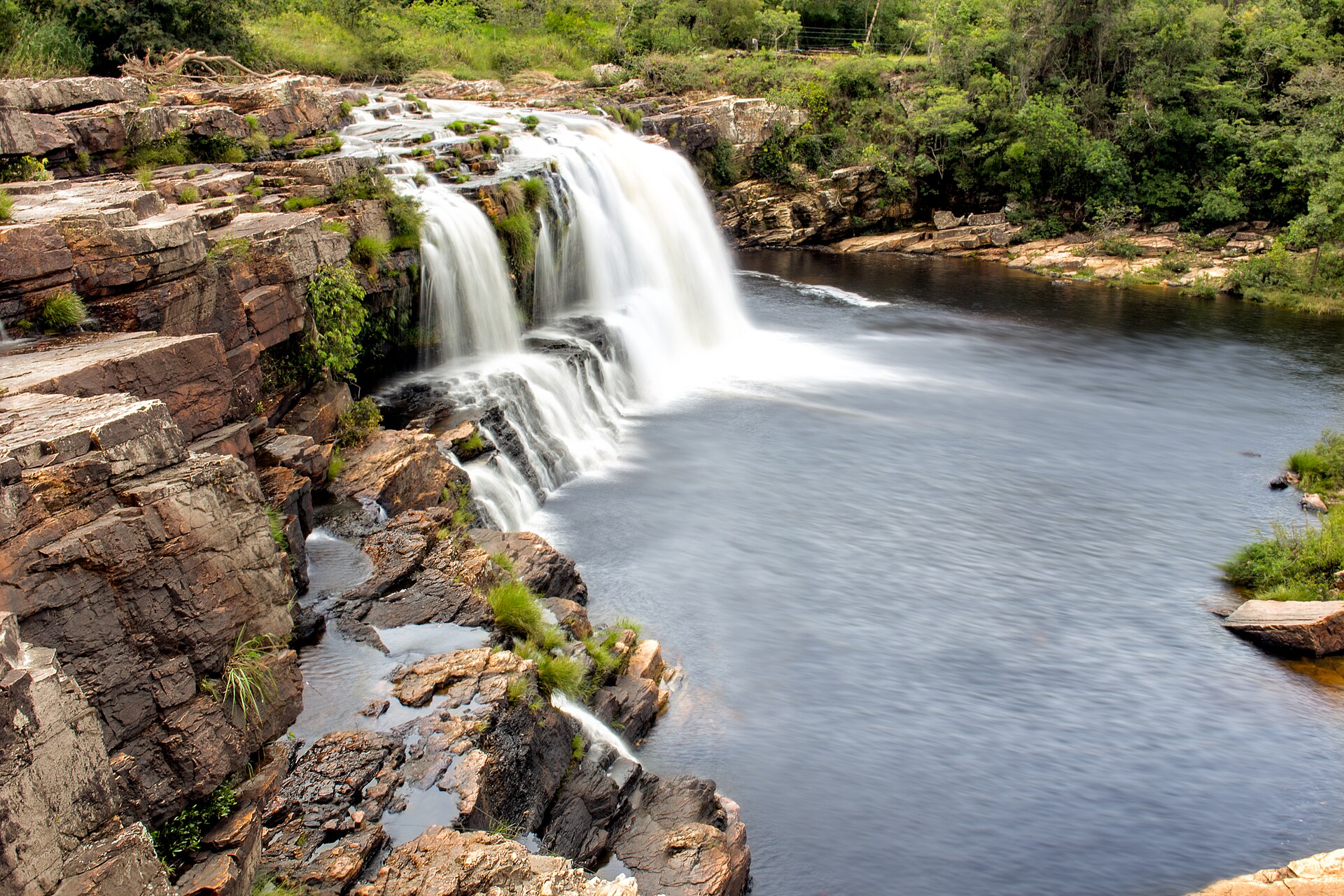 Foto real da Cachoeira Grande na Serra do Cipó, Minas Gerais