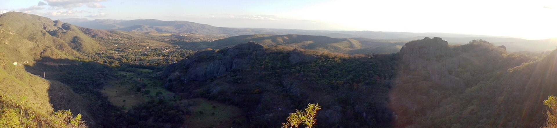 Vista panorâmica real das montanhas da Serra do Cipó em Cardeal Mota, Santana do Riacho, Minas Gerais