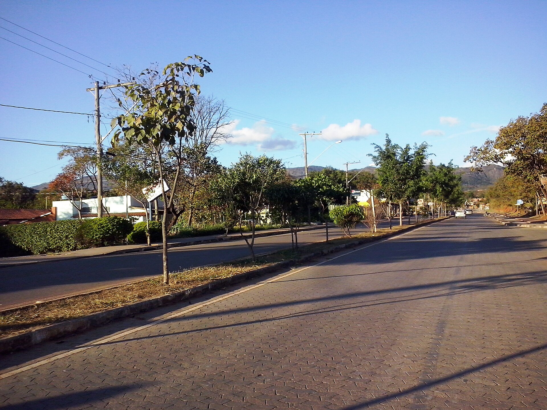 Foto real da rodovia MG-010 cortando a Serra do Cipó em Cardeal Mota